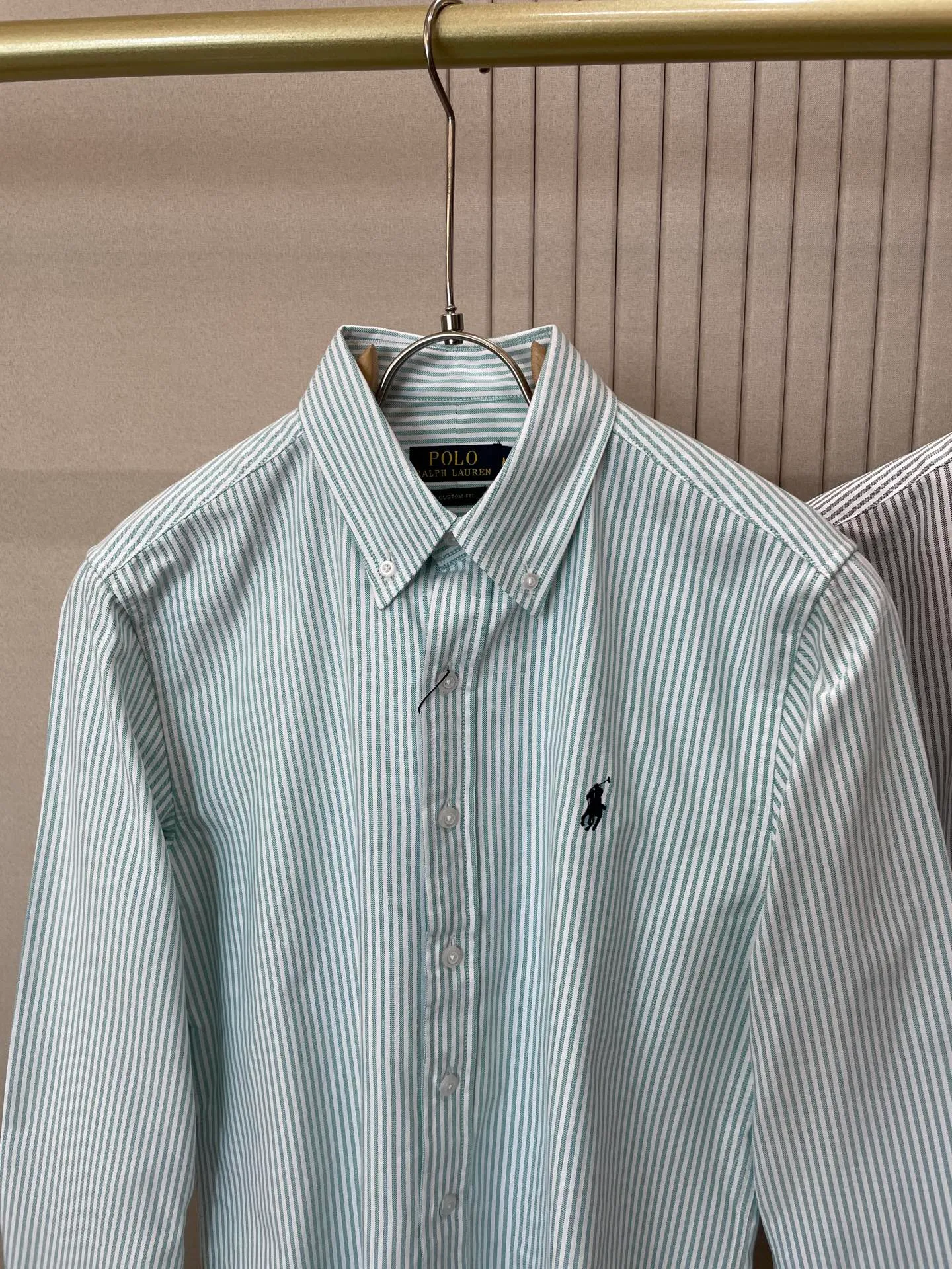 P220 🌸🌸🌸 POLO Ralph Lauren [High Quality] Classic shirt! The classic casual shirt made of pure cotton Oxford cloth has a unique design. It has a simple, clean and classic silhouette design. It is a versatile style that can be switched at will. The fabric feels soft and delicate, highly breathable, and is close to the skin and comfortable to wear. It can be worn alone as an inner layer. Its versatile performance is beyond your imagination! The upper body of the ready-to-wear is simple and classic yet elegant! Size:M-XXL